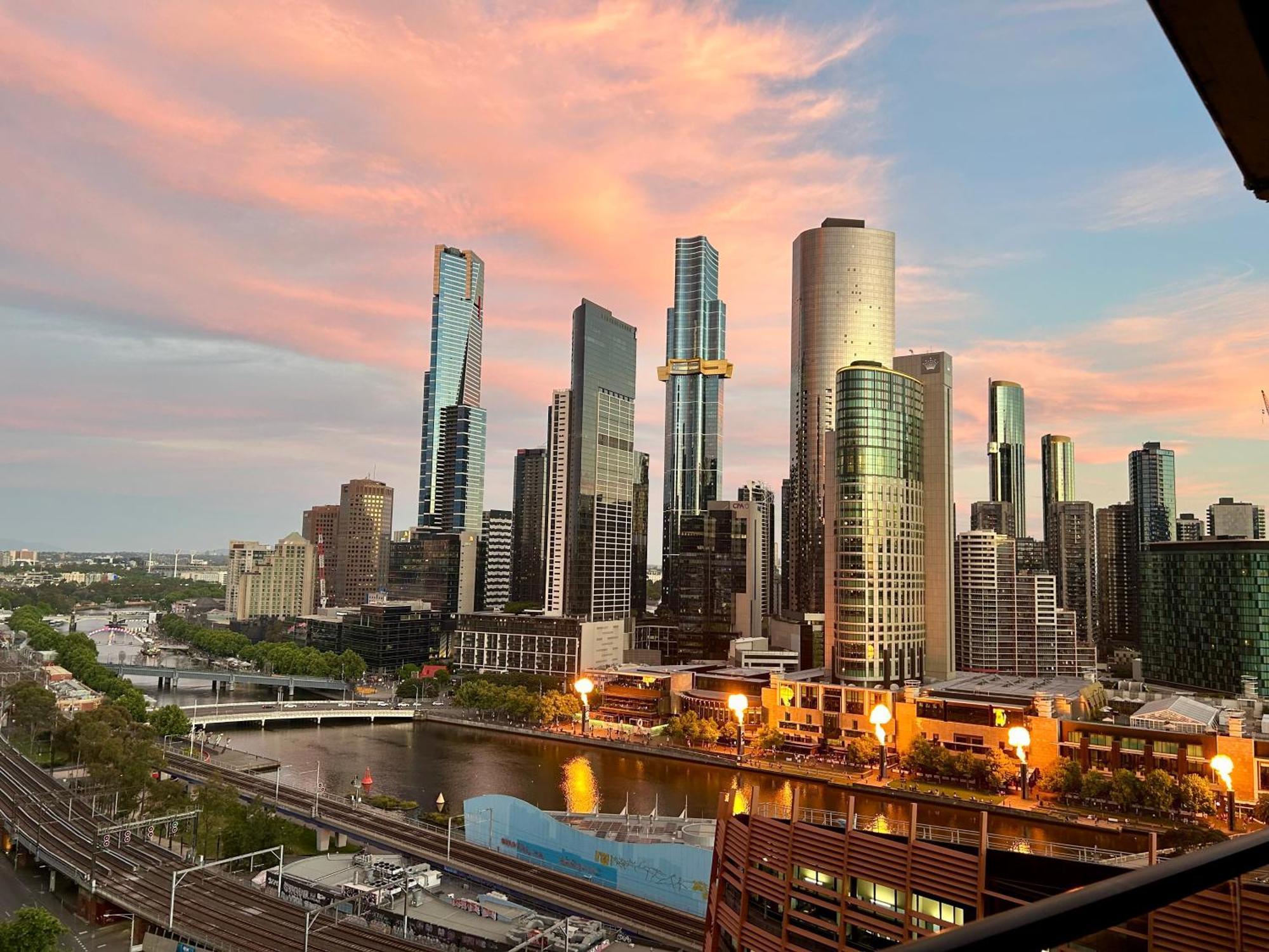 Aura2107, 2 Bedroom Apartment With Balcony, Stunning Yarra River And City Views Melbourne Exteriör bild